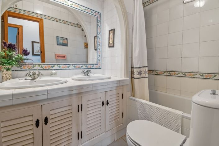 Image No.15-3 Bed Property for sale