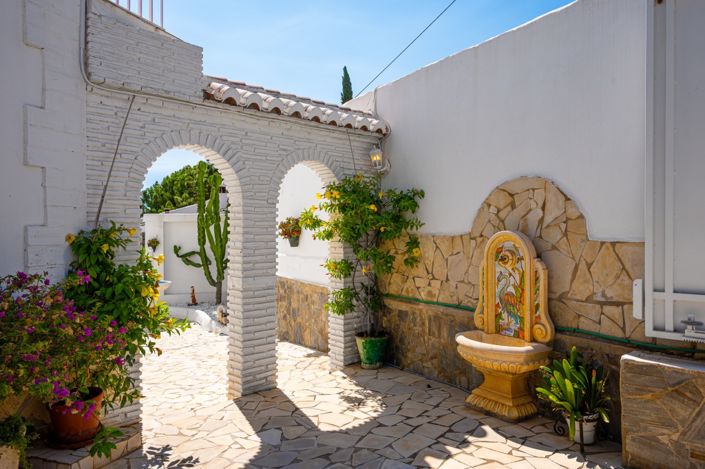 Image No.11-13 Bed Villa for sale