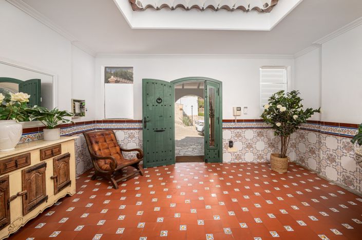 Image No.14-13 Bed Villa for sale