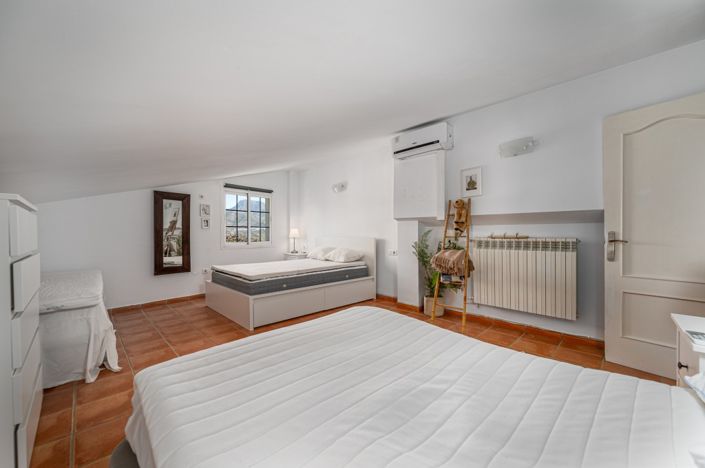 Image No.33-13 Bed Villa for sale