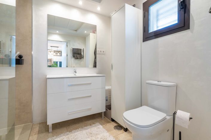 Image No.10-2 Bed Property for sale