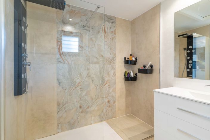 Image No.11-2 Bed Property for sale