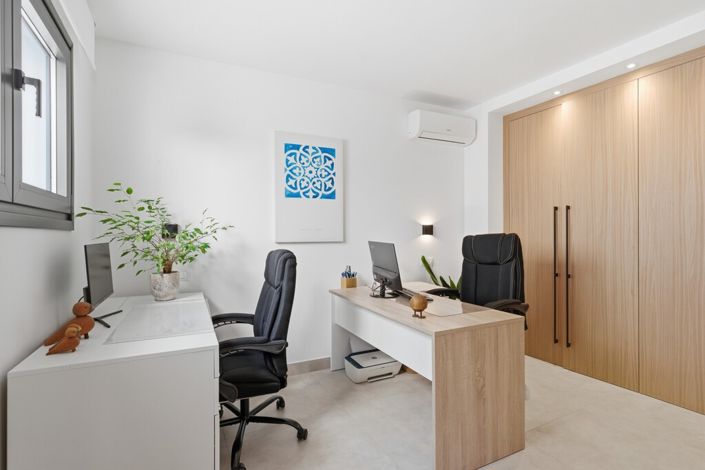 Image No.20-4 Bed Property for sale