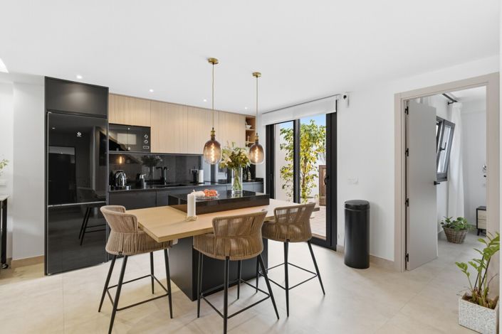 Image No.4-4 Bed Property for sale