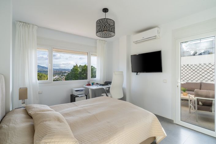 Image No.18-3 Bed Property for sale
