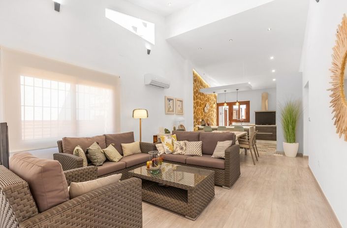 Image No.3-4 Bed Villa for sale
