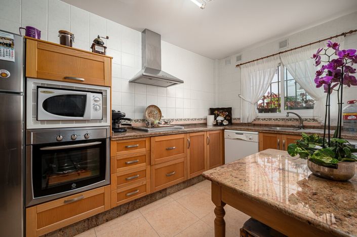 Image No.16-4 Bed Townhouse for sale