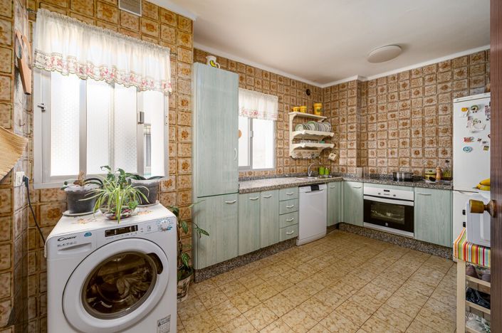Image No.12-3 Bed Property for sale