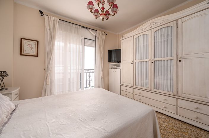 Image No.17-3 Bed Property for sale