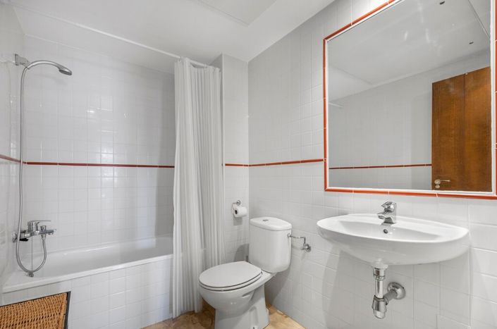 Image No.15-2 Bed Property for sale