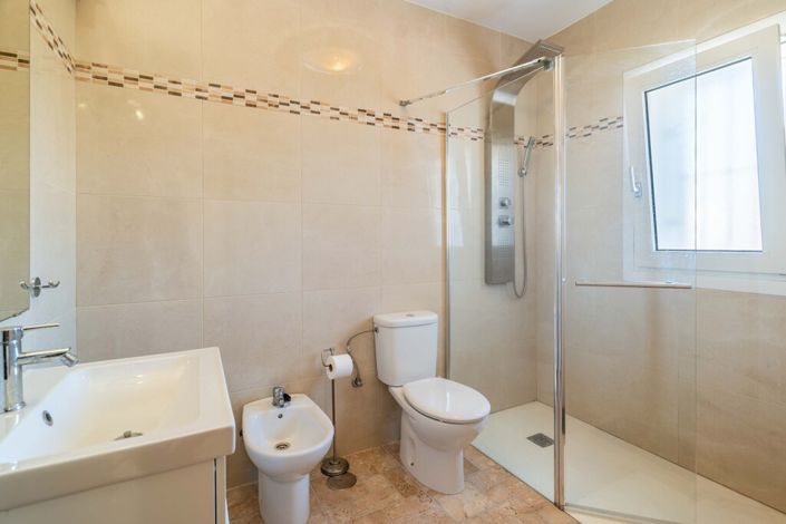Image No.20-6 Bed Villa for sale