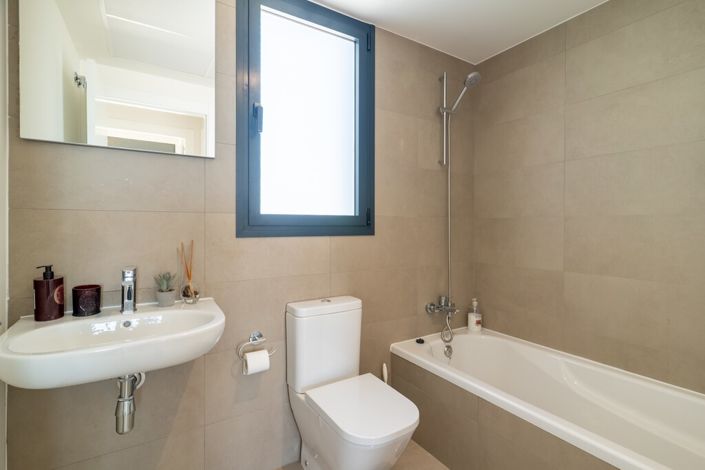 Image No.28-2 Bed Property for sale