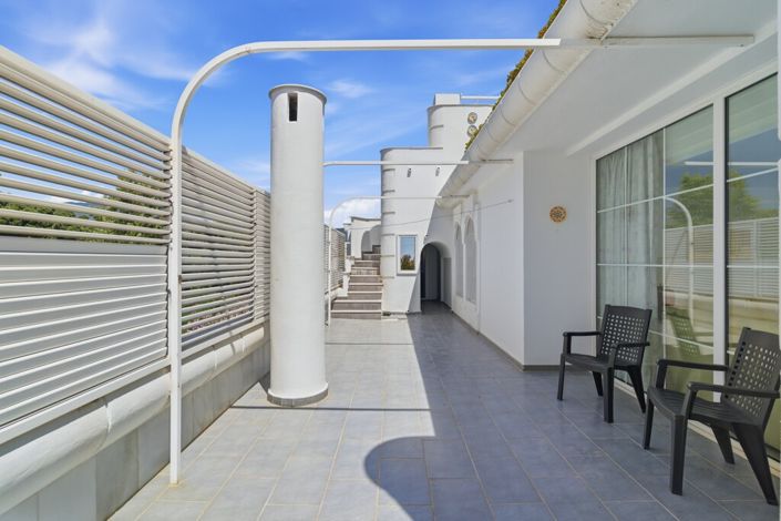 Image No.26-3 Bed Property for sale