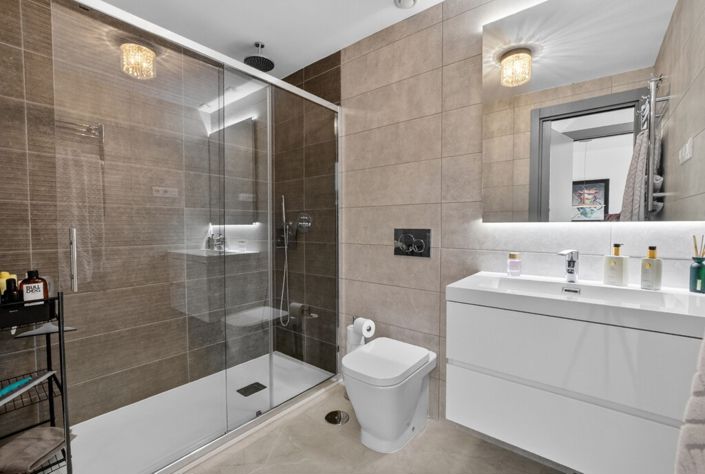 Image No.15-2 Bed Property for sale