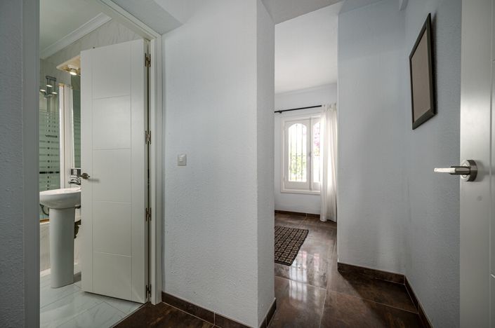 Image No.18-3 Bed Townhouse for sale