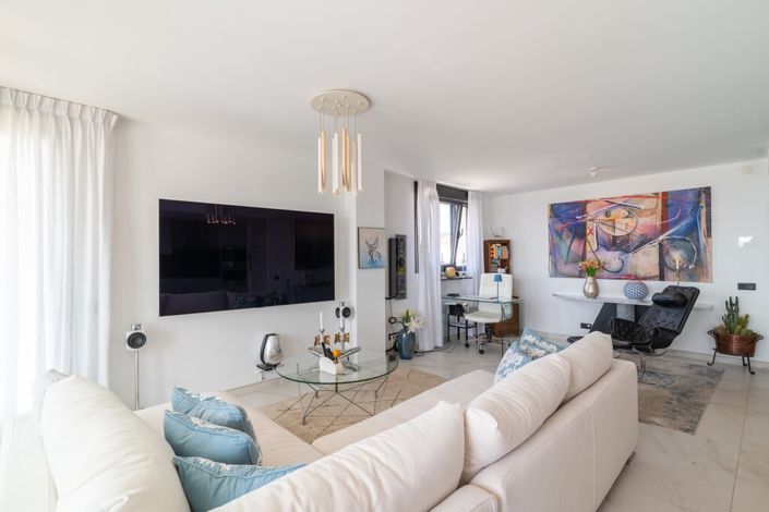 Image No.10-3 Bed Property for sale