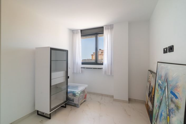 Image No.17-3 Bed Property for sale