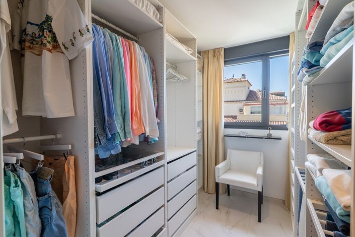 Image No.21-3 Bed Property for sale