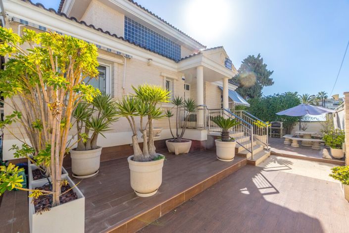 Image No.2-5 Bed Villa for sale