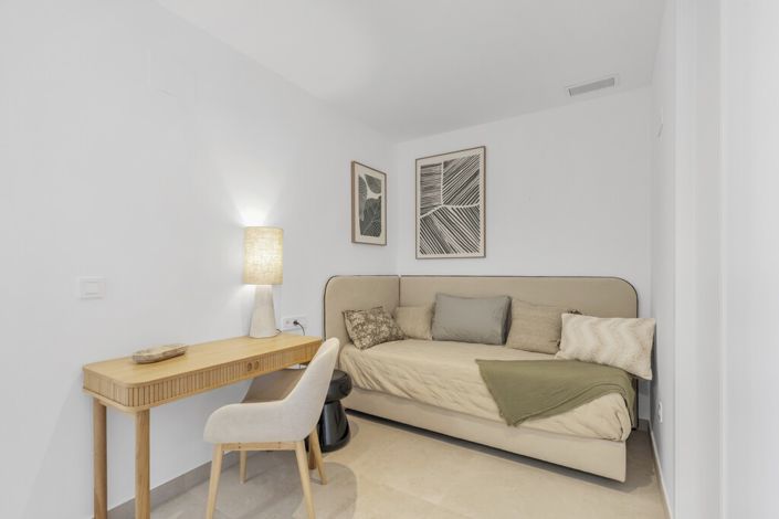 Image No.26-3 Bed Property for sale
