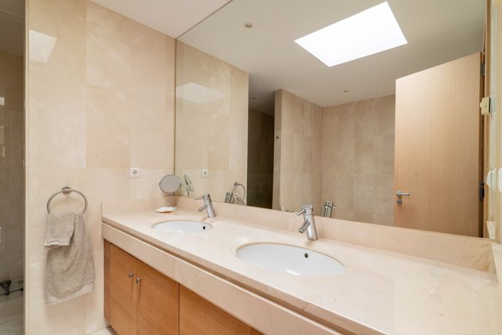 Image No.26-2 Bed Property for sale