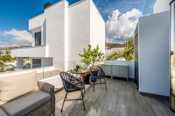 Image No.28-3 Bed Property for sale