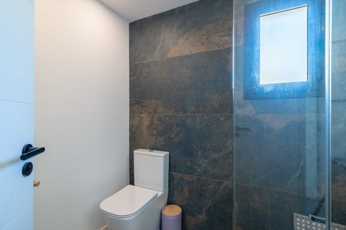 Image No.28-3 Bed Property for sale