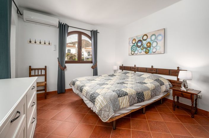 Image No.20-2 Bed Townhouse for sale