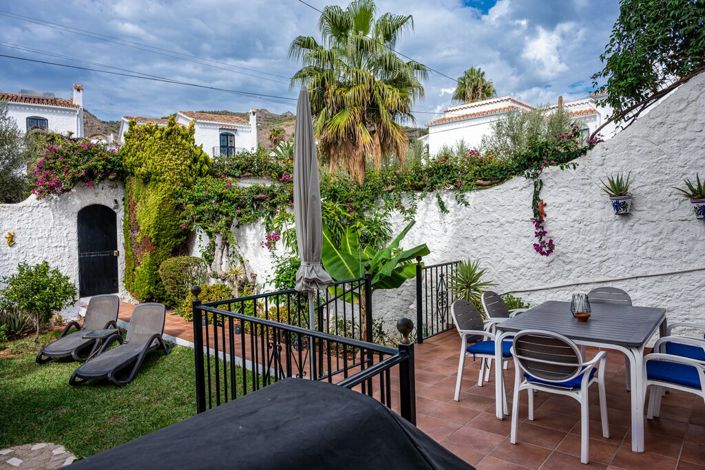 Image No.25-2 Bed Townhouse for sale