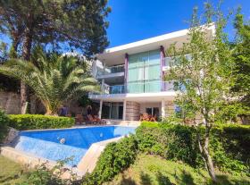 Image No.1-4 Bed Villa / Detached for sale