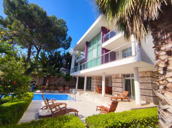 Image No.8-4 Bed Villa / Detached for sale