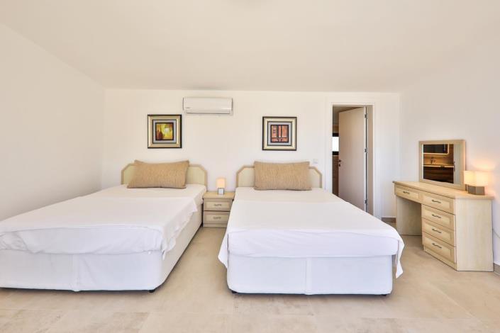 Image No.12-4 Bed Villa / Detached for sale