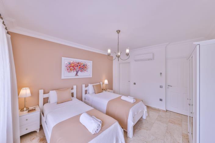 Image No.12-5 Bed Villa / Detached for sale