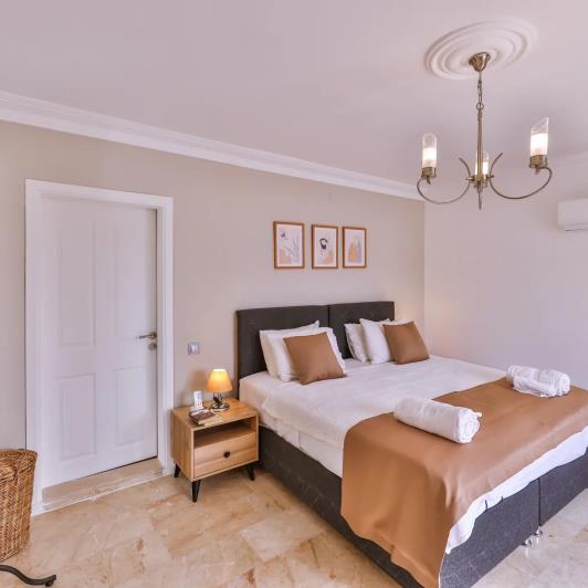 Image No.27-5 Bed Villa / Detached for sale