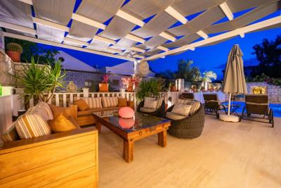 thumbnail_Bar-Area-at-night