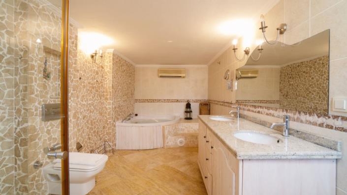 Image No.19-4 Bed Villa / Detached for sale