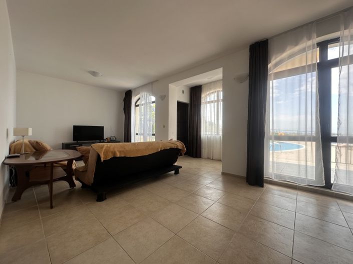 Image No.10-2 Bed Property for sale