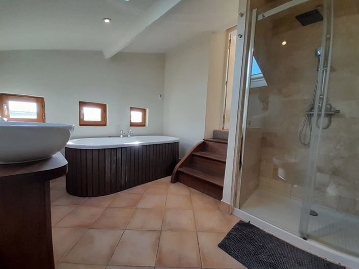 Image No.18-7 Bed House for sale