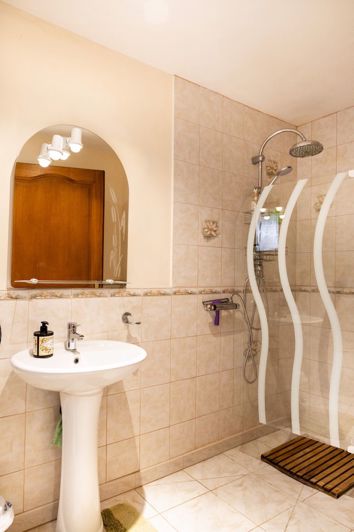 Image No.18-4 Bed Property for sale