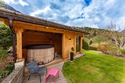 412025-04-24-max-rose-mr