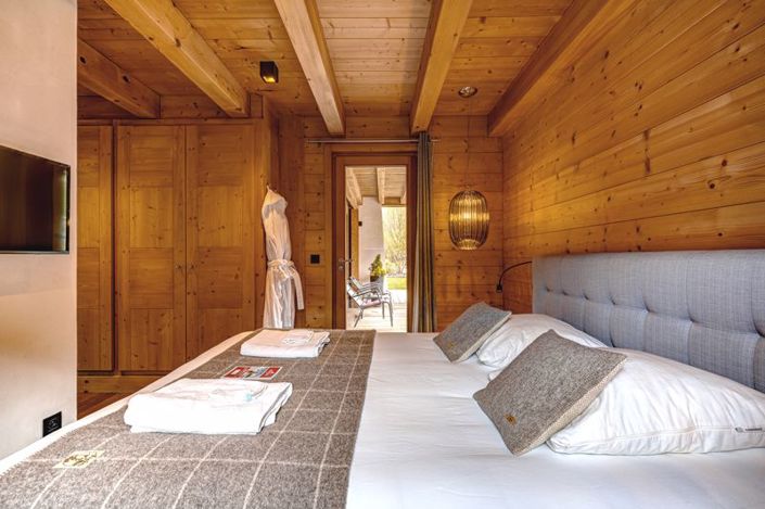 Image No.24-6 Bed Property for sale