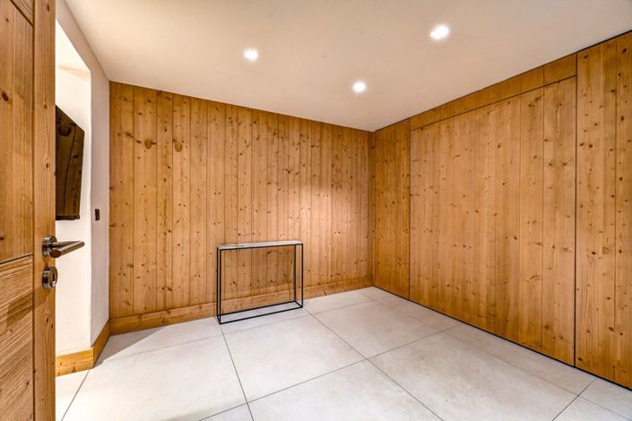 Image No.40-6 Bed Property for sale