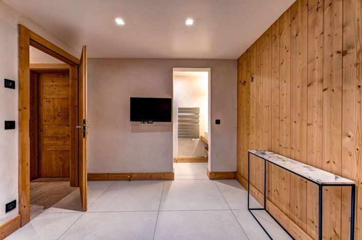 Image No.41-6 Bed Property for sale