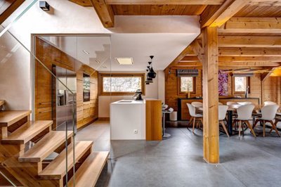 162025-04-24-max-rose-mr