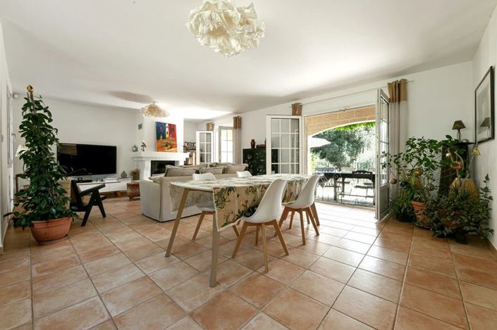 Image No.2-4 Bed Villa for sale