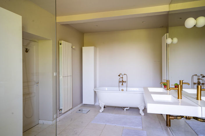 Image No.19-11 Bed Property for sale