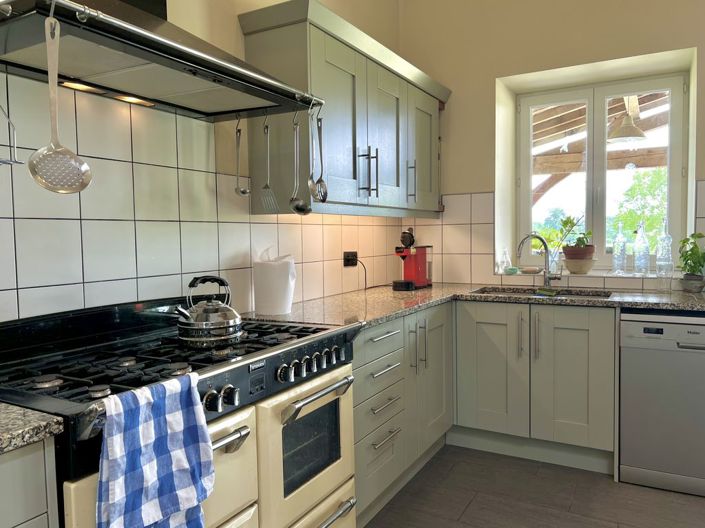 Image No.8-8 Bed House for sale