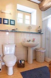 la-grange-bedroom-1-on-ground-floor-en-suite