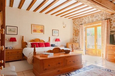 la-grange-bedroom-1-on-ground-floor-3