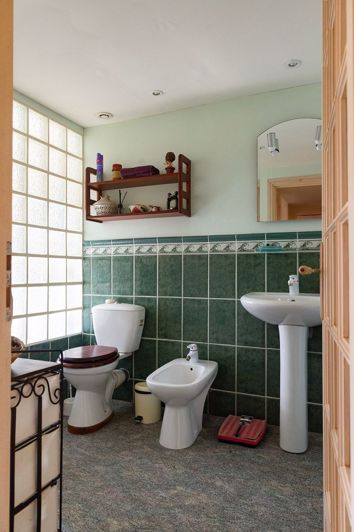 Image No.24-13 Bed Property for sale